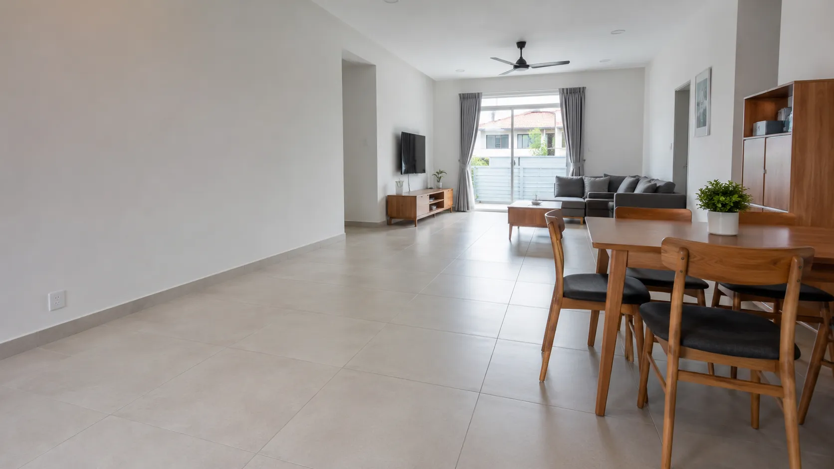 Jubin lantai bilik air dalam unit condo, menunjukkan kemasan dan garisan grout dari dekat