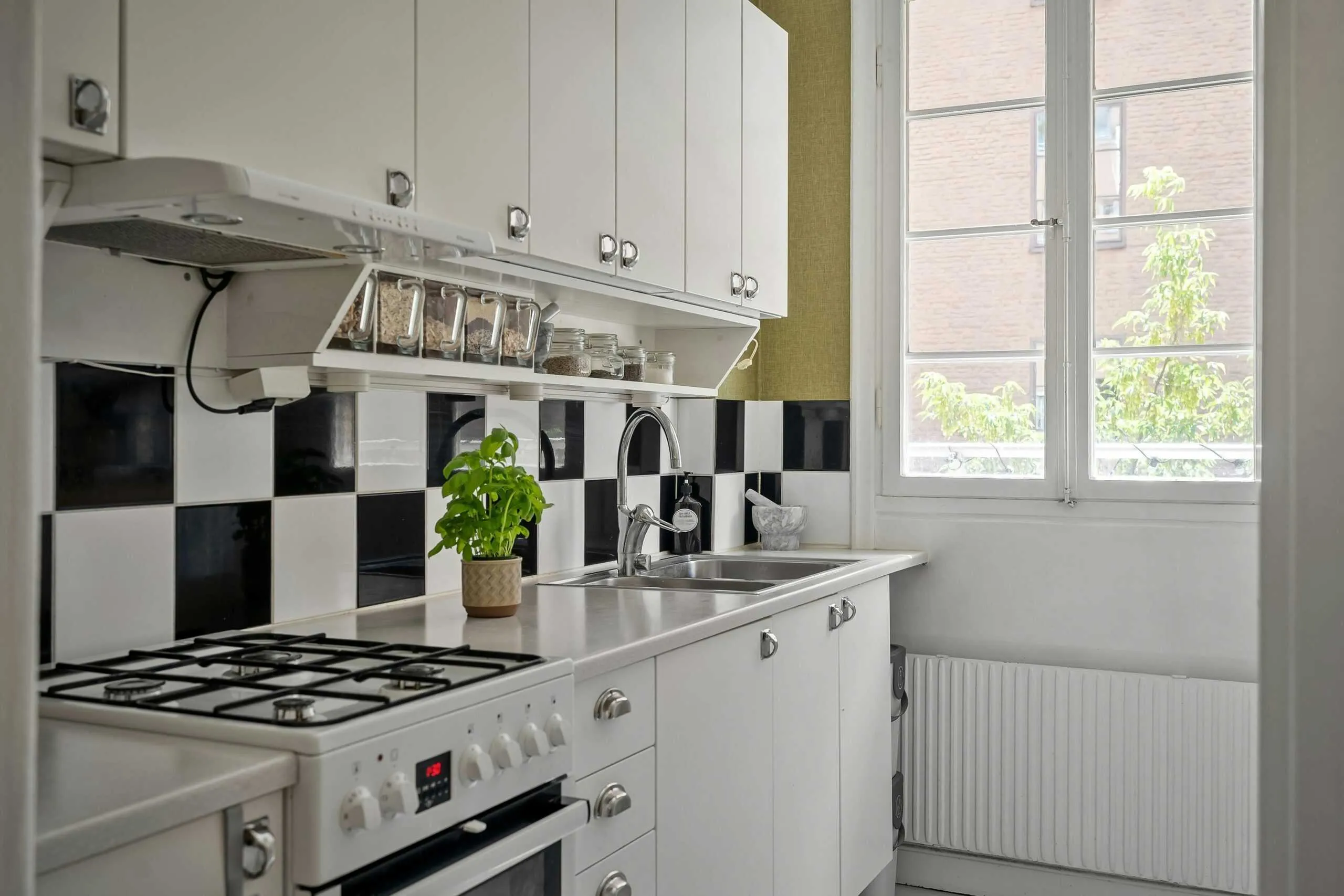 Dapur dengan backsplash jubin corak papan catur hitam putih