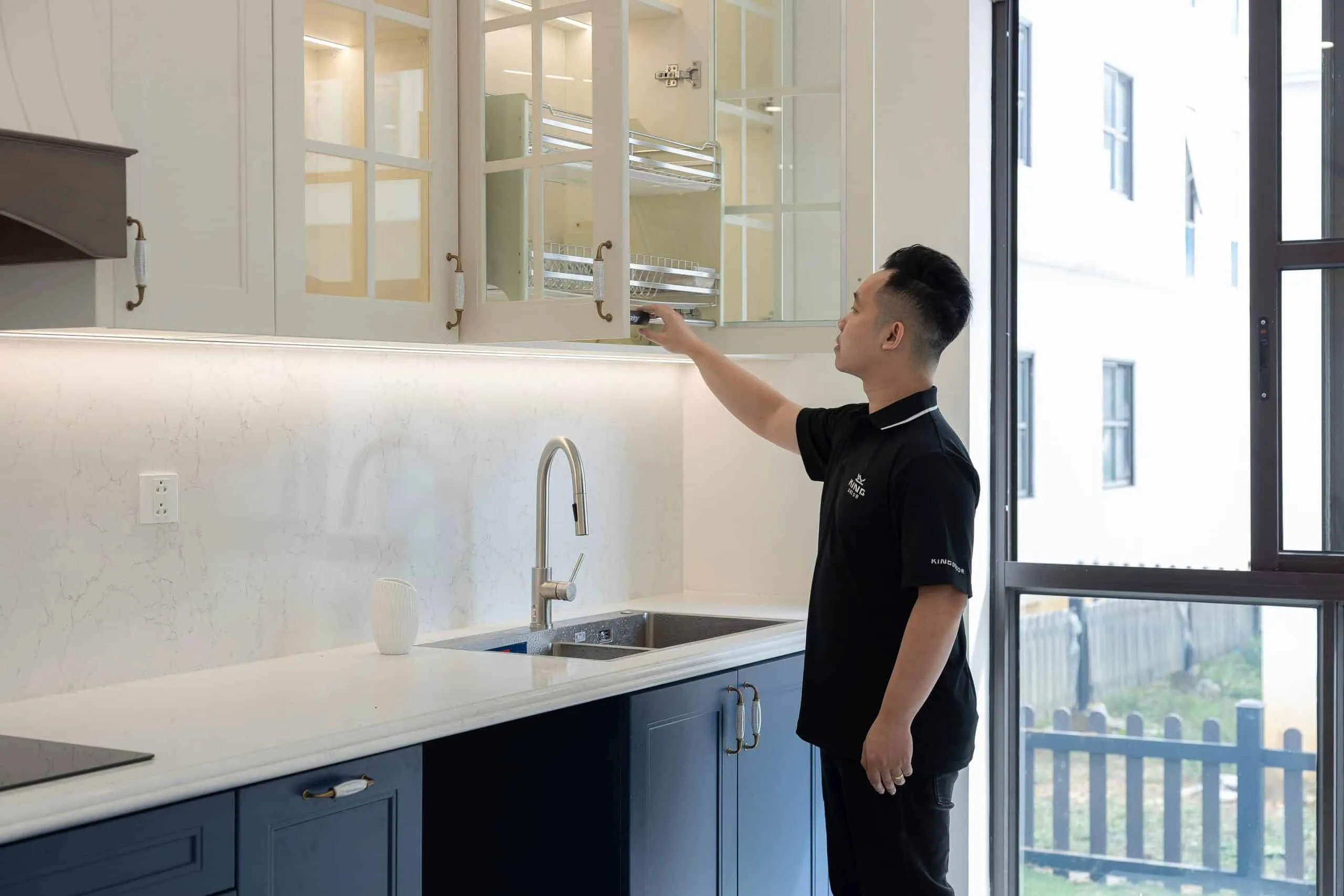 Dapur Malaysia siap dengan kabinet putih dan navy selepas renovasi penuh