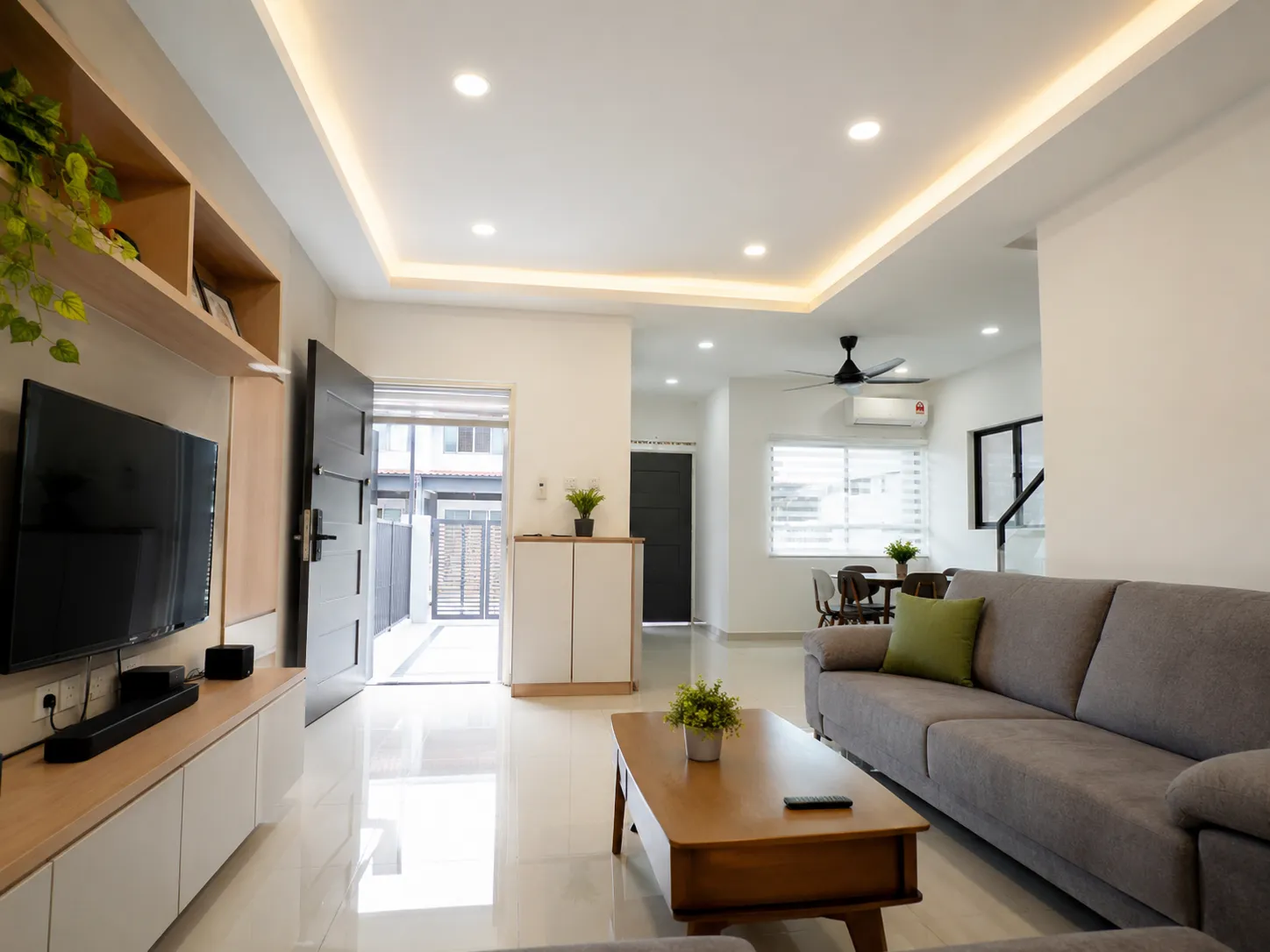 Flat plaster ceiling with an L-box along the wall in a terrace house living room